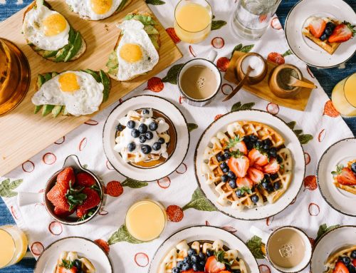 صبحانه با انواع میوه‌ها توت فرنگی ، تخم مرغ و آب پرتقال